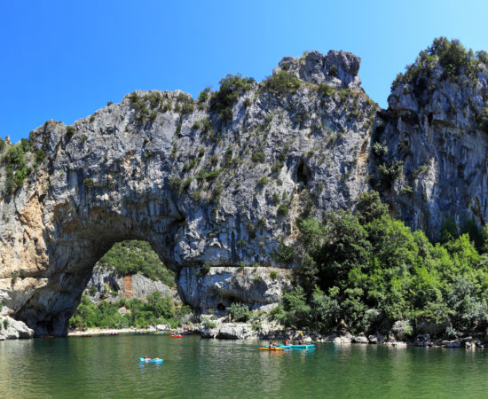 Réservez la descente des Gorges de l’Ardèche en Canoë chez GECCO
